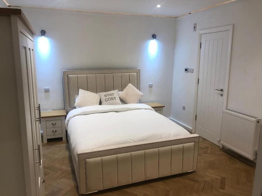 Stylish 2-Bedroom Getaway In The Heart Of Chelsea London Exterior photo